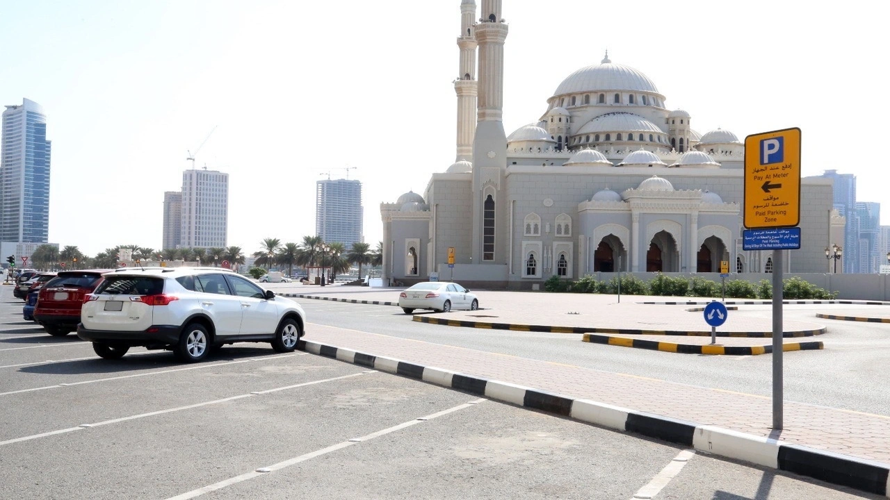 بلدية الشارقة تنهي فترة الإعفاء من رسوم المواقف العامة للمركبات في الإمارة